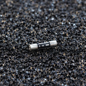 Предохранитель SLOW 20mm Synergistic Research Quantum Fuse SR20 Slow-Blow 1A (5x20mm)