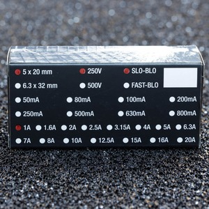 Предохранитель SLOW 20mm Synergistic Research Quantum Fuse SR20 Slow-Blow 1A (5x20mm)