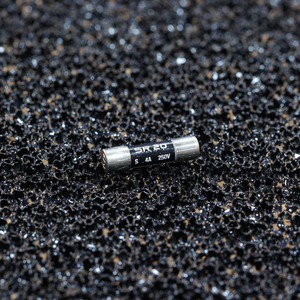 Предохранитель SLOW 20mm Synergistic Research Quantum Fuse SR20 Slow-Blow 4A (5x20mm)