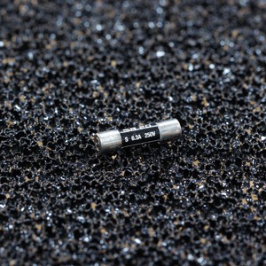 Предохранитель SLOW 20mm Synergistic Research Quantum Fuse SR20 Slow-Blow 6.3A (5x20mm)